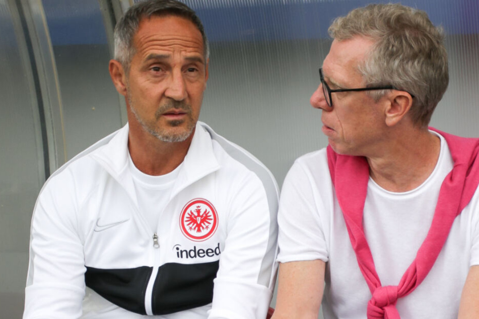 Adi Hütter (l.), Trainer des Fußball-Bundesligisten Eintracht Frankfurt, und Peter Stöger, Sport-Vorstand des österreichischen Fußball-Erstligisten Austria Wien.