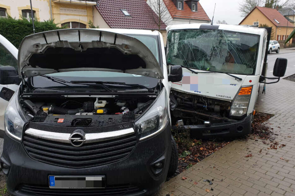 Schwerer Crash: Transporter krachen ineinander
