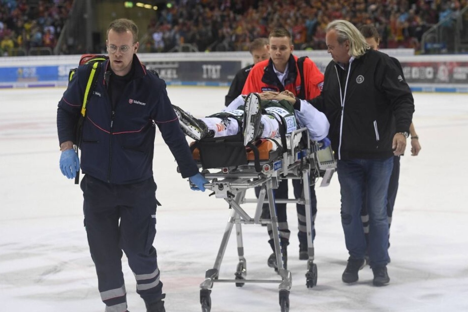 Der Spieler wurde in ein Krankenhaus gebracht.