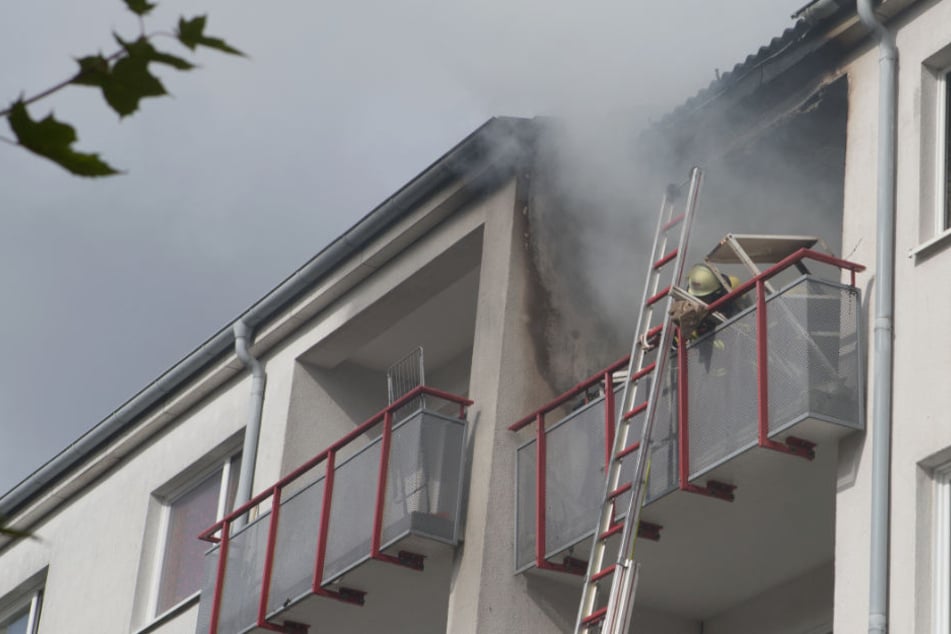 Dunkler Rauch steigt aus der Wohnung im dritten Stock.