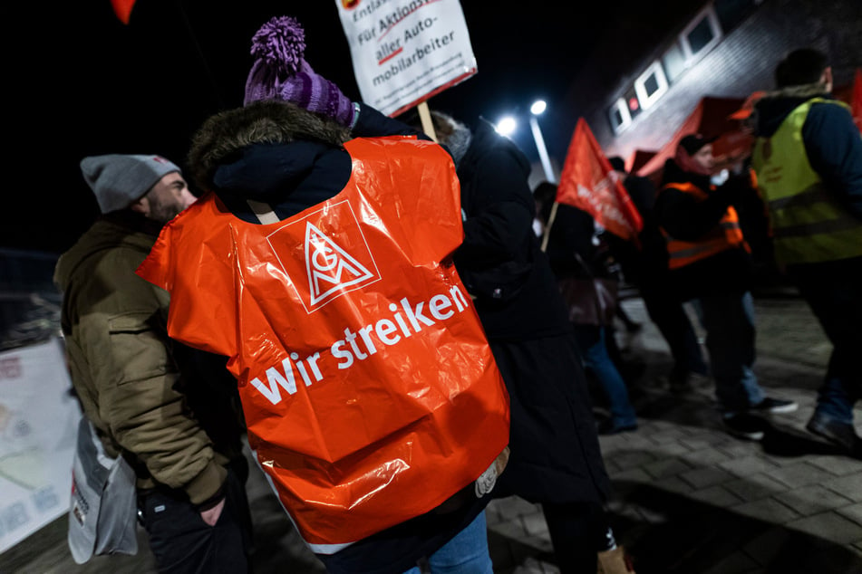 Bereits am Montag könnte es an VW-Standorten zu Warnstreiks kommen.