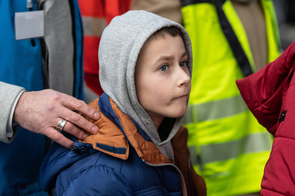 Dieser zehnjährige Junge kam mit seiner Mutter aus der Ukraine in Frankfurt am Main an.