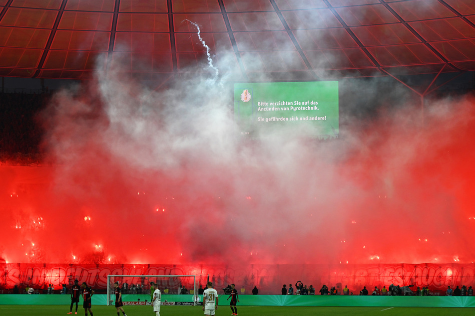 Zu Beginn des zweiten Durchgangs zündeten die Zuschauer im Berliner Olympiastadion Pyrotechnik.