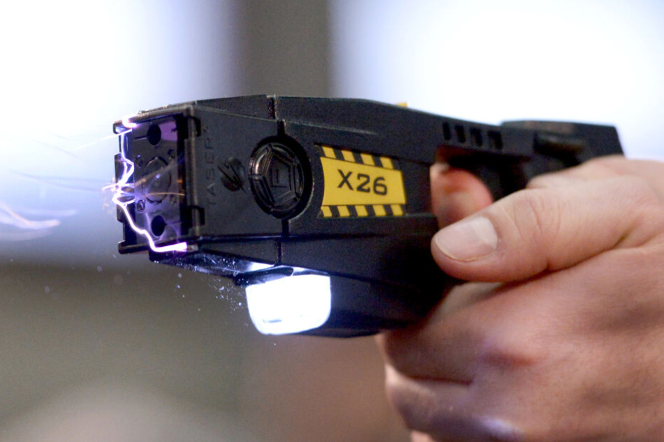 Der Einsatz des Tasers ist umstritten. (Symbolbild)