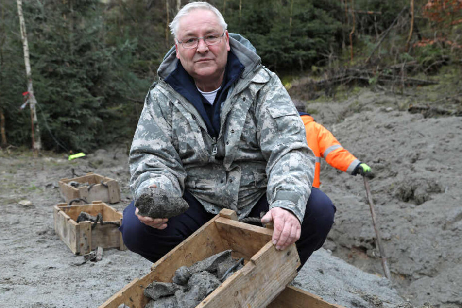 Sprengmeister Joachim Kniesche (63) zeigt die Granaten-Überreste nach seinem erfolgreichen letzten Einsatz.