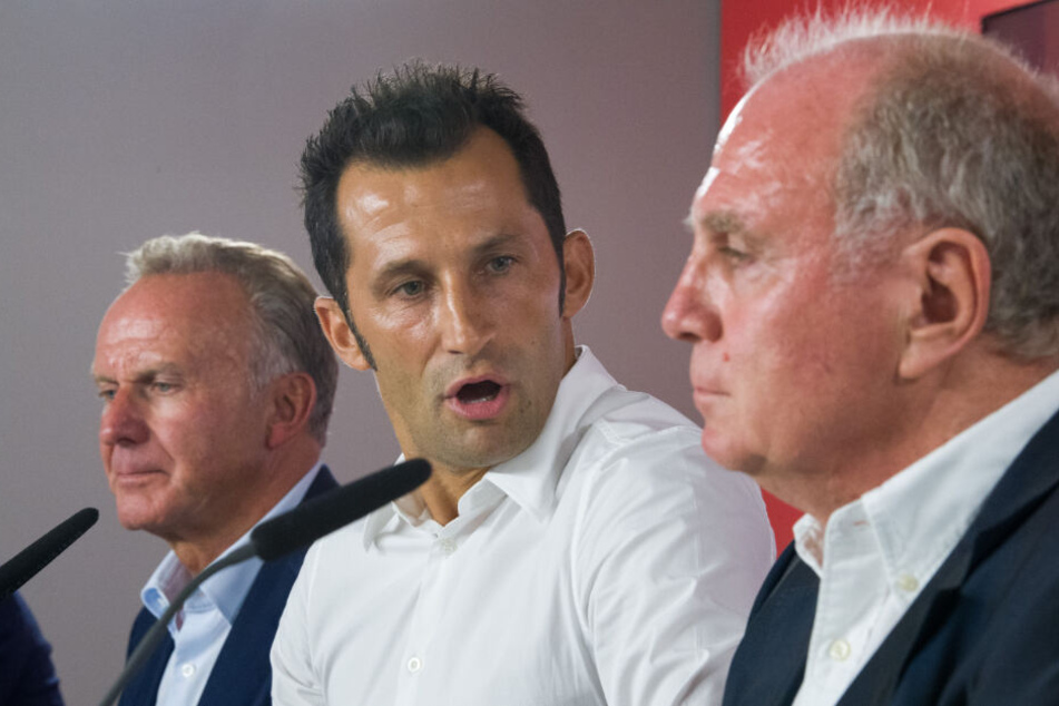 Vorstandschef Karl-Heinz Rummenigge (l) und Hasan Salihamidzic (M) hatten die Erklärung unterzeichnet.