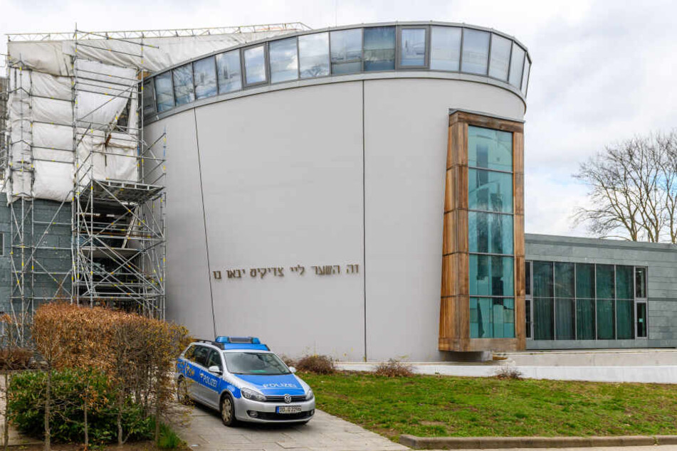 Ein Polizeifahrzeug an der Synagoge.