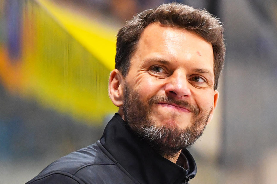 Eislöwen-Coach Jochen Molling konnte nicht happy. Gerade die 1:10-Pleite fiel zu hoch aus.