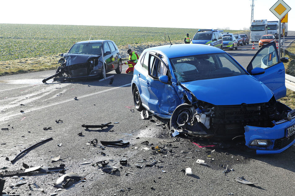 Schlimmer Unfall mit zwei Schwerverletzten: VW und Ford stoßen frontal zusammen
