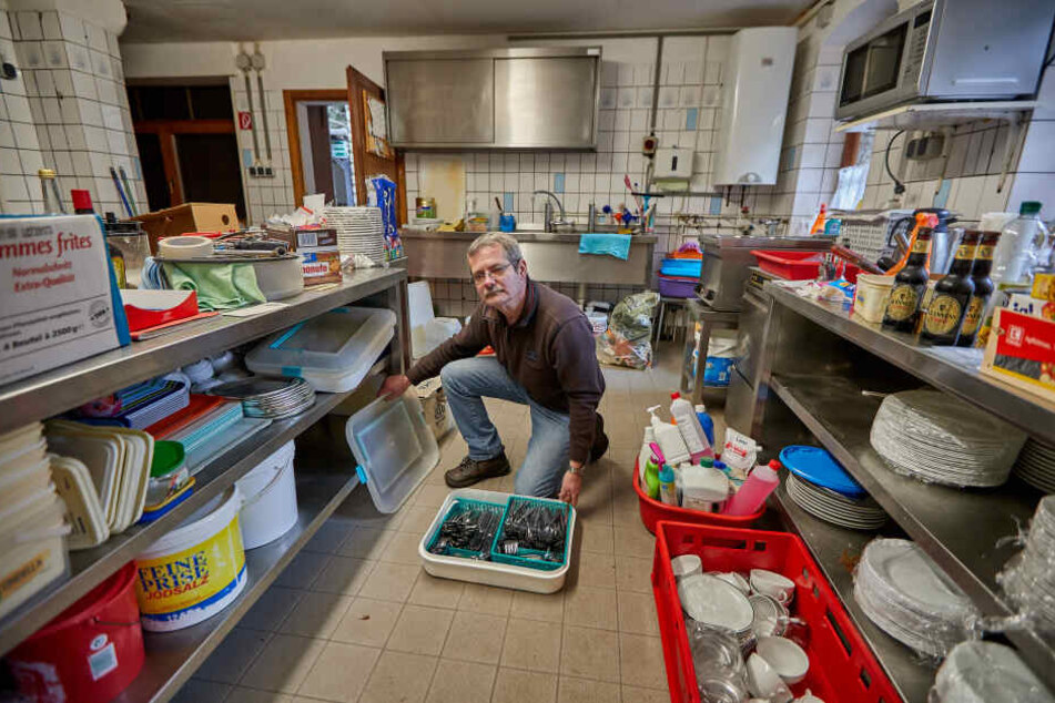 Teller, Töpfe, Küchengeräte: In 28 Jahren sammelt sich einiges an. Jetzt muss Pächter Uwe Knaak (58) alles herausschaffen.
