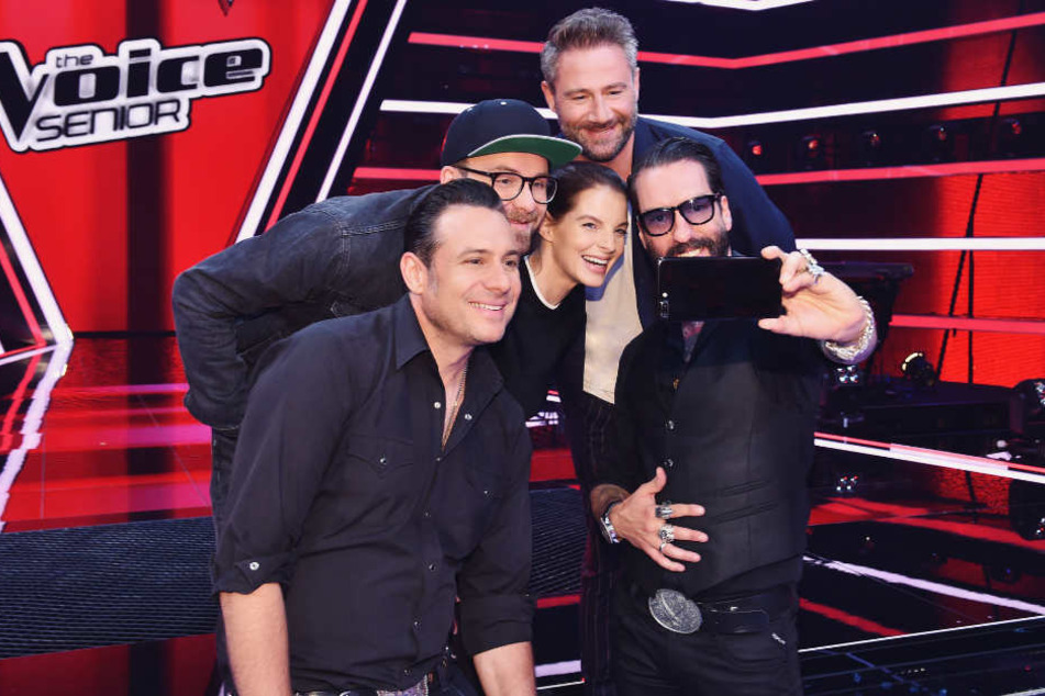 Die Jury von "The Voice Senior": Sascha Vollmer (vorne), Mark Forster (hinten links), Yvonne Catterfeld, Sasha (hinten) und Alec Völkel (rechts).