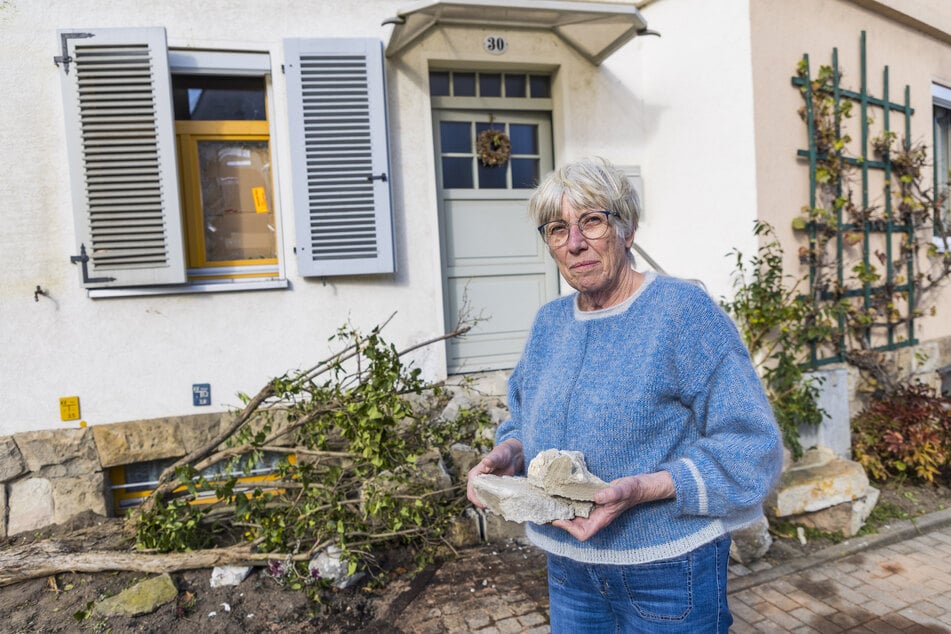 Eva-Maria Werner (75) unterbach ihren Urlaub und dankt ihren Nachbarn für die Hilfe nach dem Unfall direkt vor ihrem Haus.