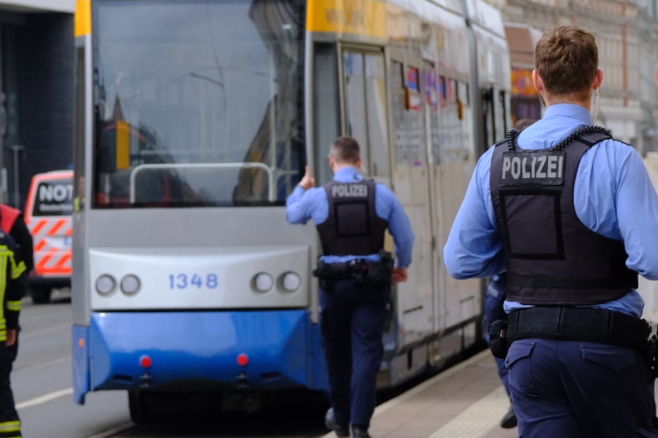 Zwei Männer haben in einer Magdeburger Straßenbahn gestritten und sich gegenseitig verletzt. (Symbolbild)