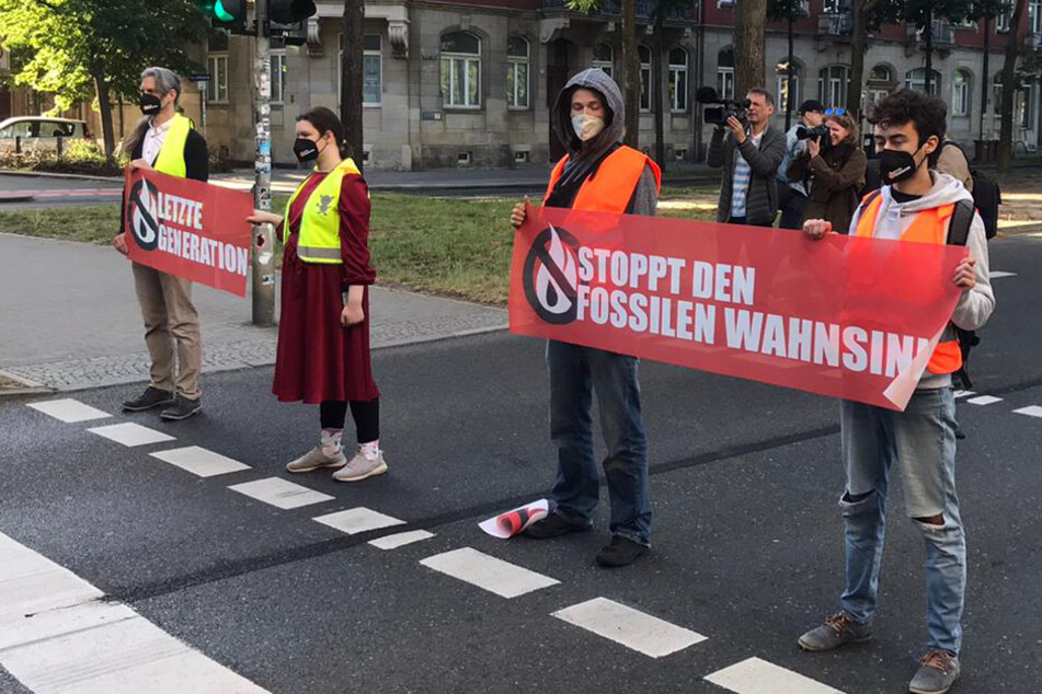 Zu Beginn standen die Aktivisten auf der Hansastraße...