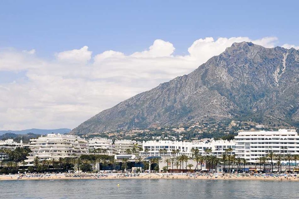Ein Blick auf die Berglandschaft hinter dem Küstenort Marbella an der Costa del Sol.