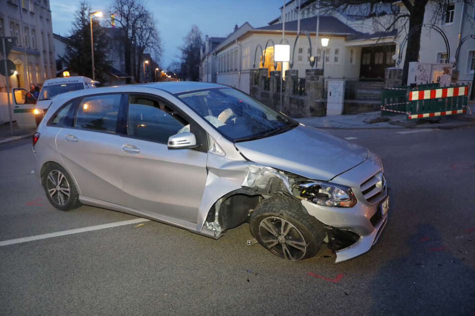 Der Mercedes wurde stark beschädigt.
