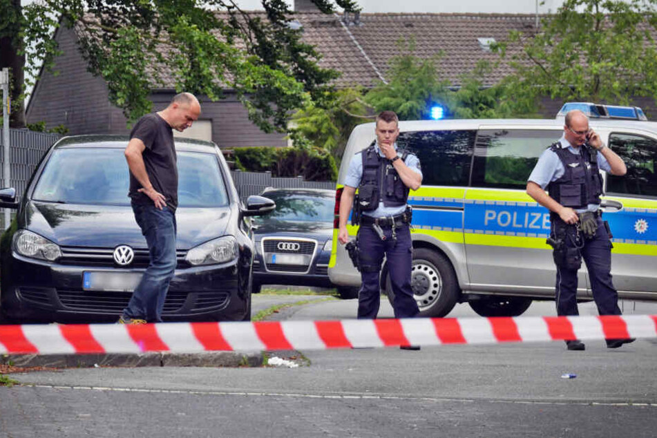 Polizeibeamte untersuchen einen Tatort in Siegen.