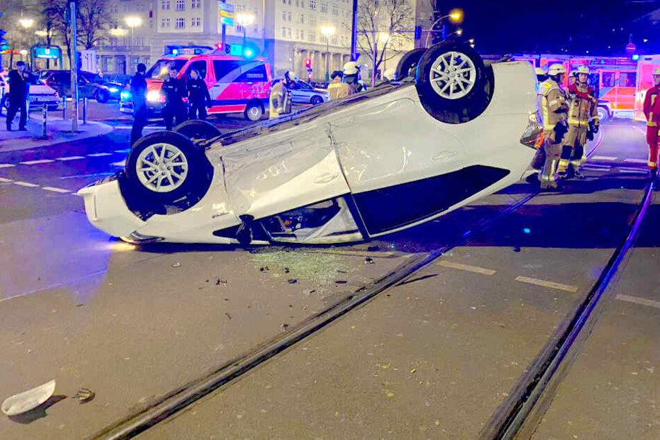 Ein "Uber"-Auto überschlug sich und blieb auf dem Dach liegen.