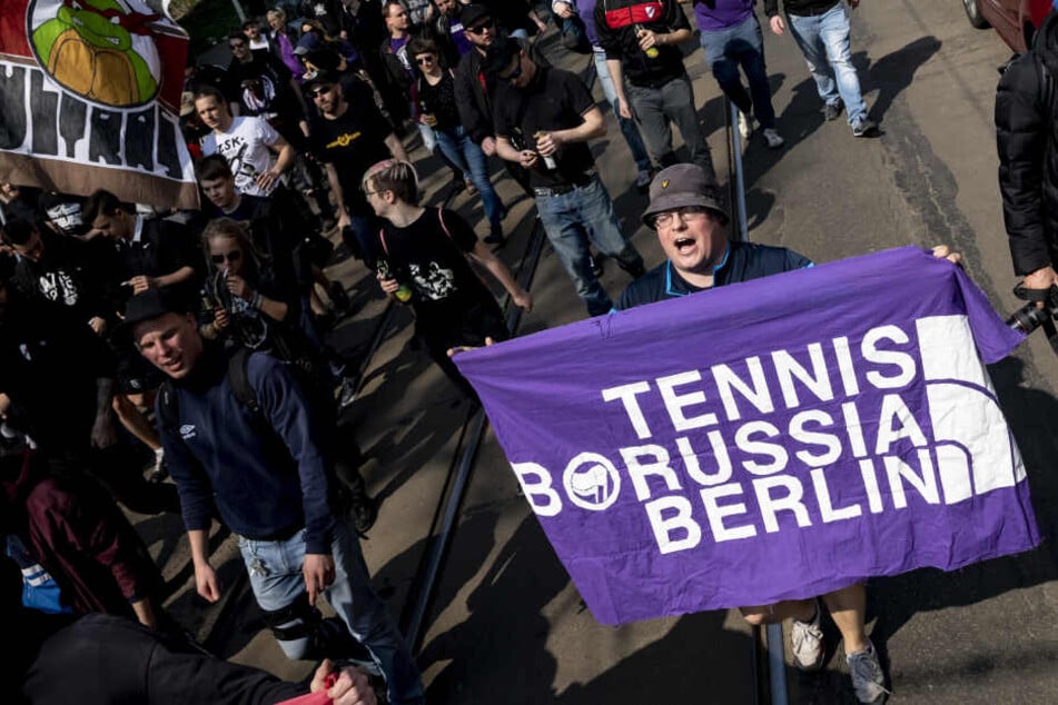 Eine Gruppe von TeBe-Fans unterstützte nach Meinungsunterschieden mit dem TeBe-Vorstand im letzten Jahr andere Vereine. Unter anderem bei Roter Stern Leipzig.