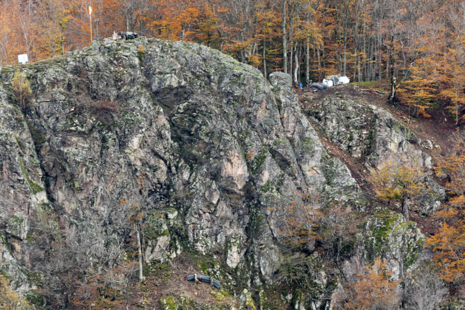 Sicherungsmaterialien zur Absicherung von Felsen liegen oberhalb des Ortsteils Geschwend der Gemeinde Todtnau. Teile des Ortes mussten Ende Oktober evakuiert werden, da Felsen oder Teile davon auf den Ort stürzen könnten.