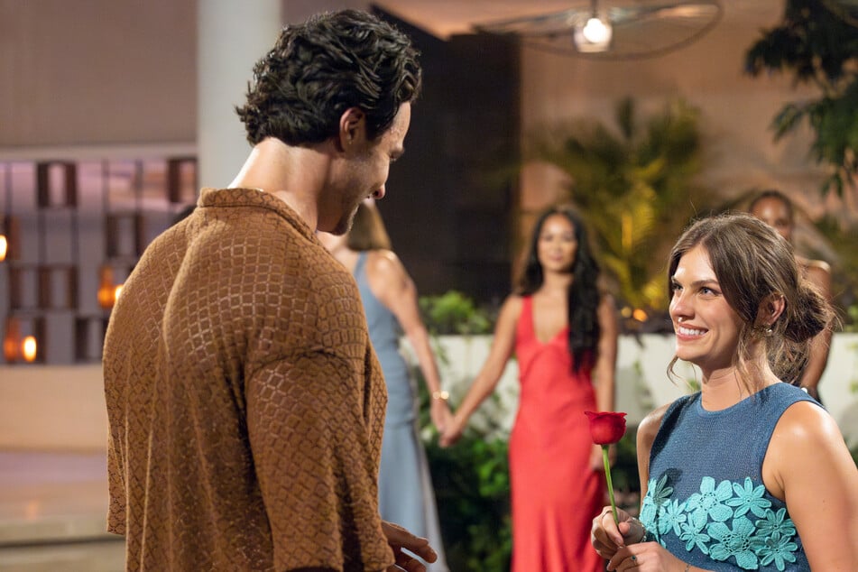 Spencer (l.) and Jess are still going strong, but the two are at odds over their post-Paradise plans.