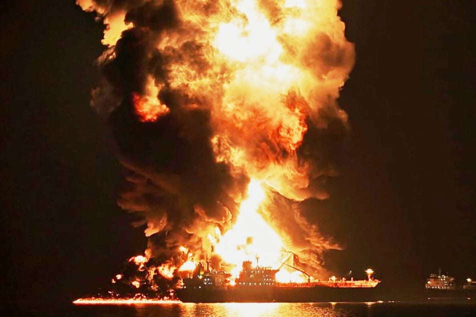 Ein Öltanker brennt nach einem iranischen Treffer in der Schiff-zu-Schiff-Umschlagzone im Hafen von Khor al-Zubair in der Nähe von Basra, Irak.