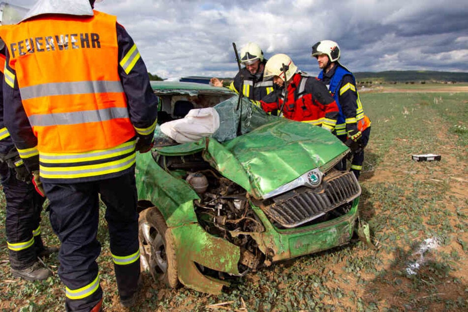 Die Feuerwehr sicherte den Wagen nach dem Unfall.