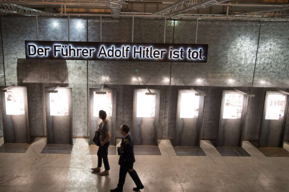 Die Plakate mit den "Steckbriefen" der Attentäter, von Lampen beleuchtet. Darüber der Schriftzug, der den Titel der Ausstellung abgibt. Am Jahrestag des 20. Juli ist der Museumsbesuch übrigens auch die Dauerausstellung betreffend kostenlos.