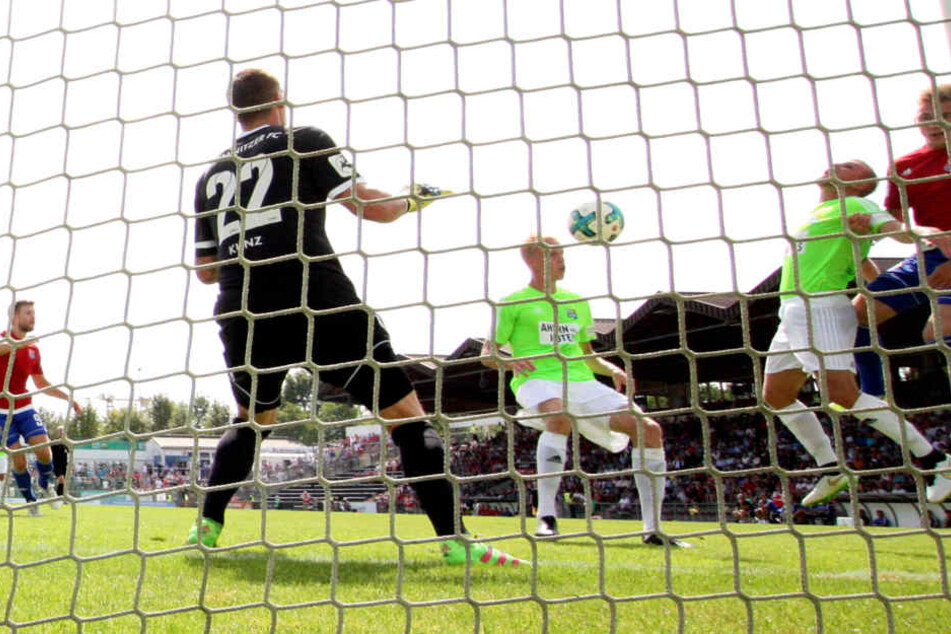 Bitter! Tom Scheffel (M.) unterlief sogar ein Eigentor. Da war CFC-Keeper Kevin Kunz machtlos.