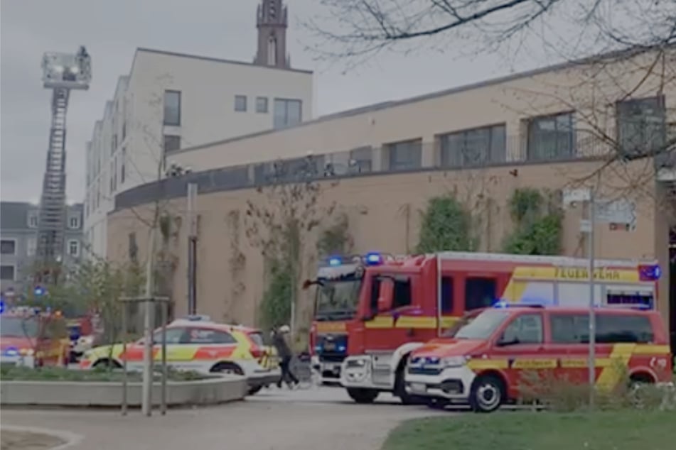 Zahlreiche Feuerwehrautos waren im Einsatz in der Gustav-Rée-Anlage.