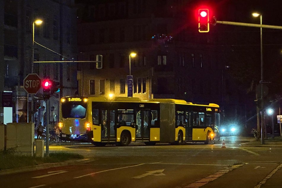 Wie schwer die Radlerin verletzt wurde, ist bislang unklar.