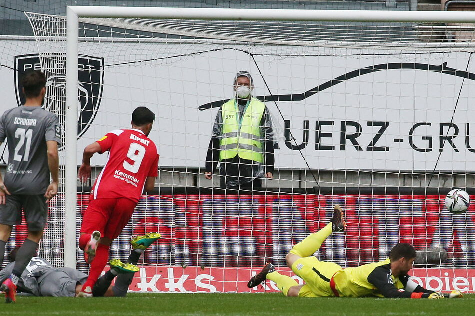 Haut sich immer voll rein - aber in diesem Fall traf Steffen Nkansah (25, l., u.) in Lautern per Flugkopfball in Stürmermanier gegen seinen eigenen Torwart.