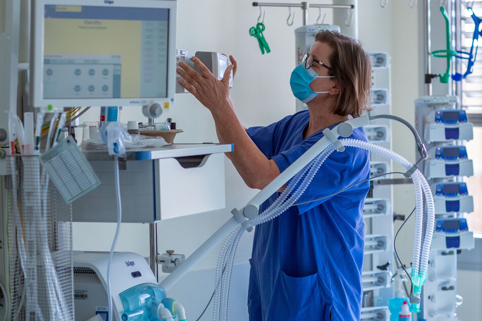 Eine Krankenschwester prüft ein Beatmungsgerät in einem Zimmer der Intensivstation in der Helios-Klinik in Schwerin.