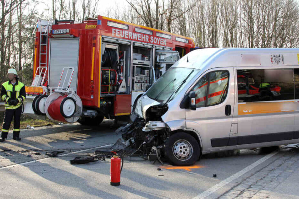 Die Insassen des Kleinbusses wurden bei dem Unfall leicht verletzt.
