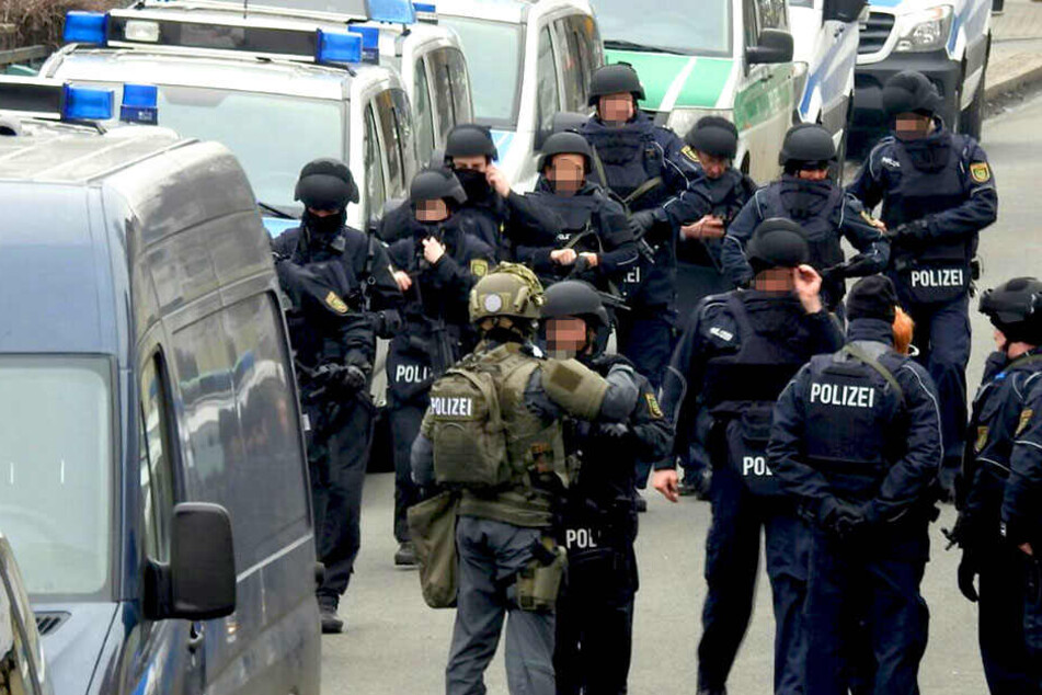 Zahlreiche Einsatzkräfte der Polizei waren vor Ort und gingen der Bombendrohung nach.