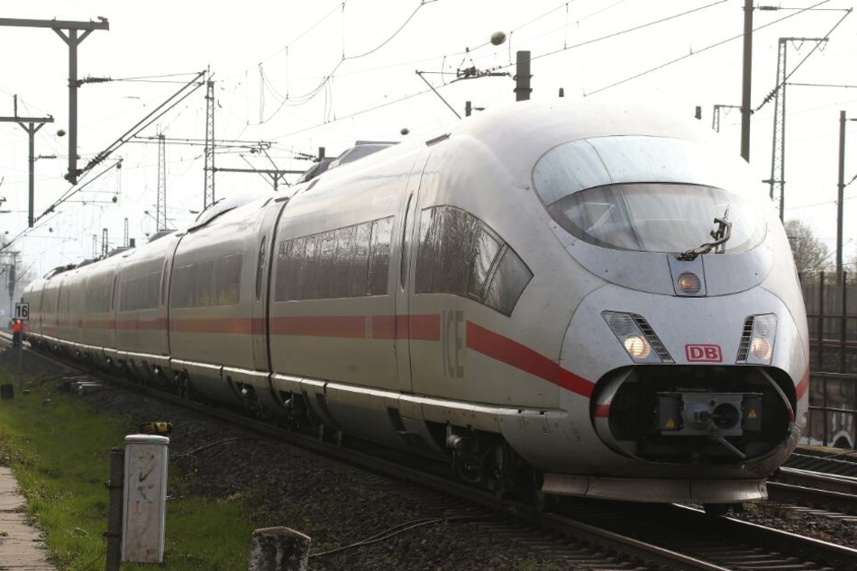 Der ICE wurde so stark beschädigt, dass er nicht weiterfahren konnte. (Symbolbild)