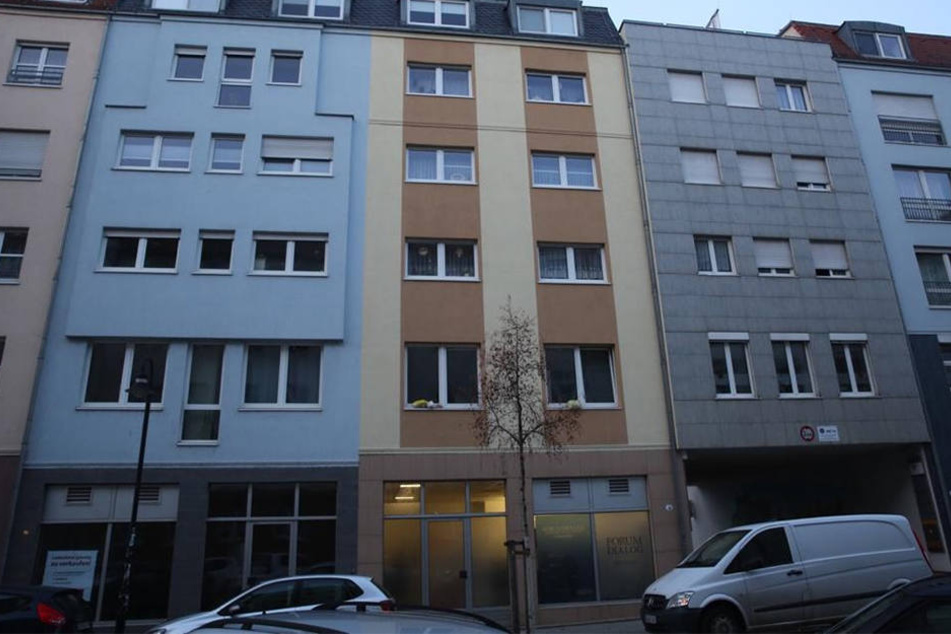 Das "Forum Dialog" in der Hartigstraße 3 wurde mit Farbkugeln verschmutzt.