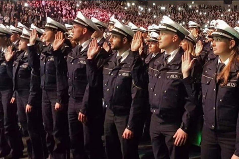 Die Polizisten bei der Vereidigung in der Kölner Lanxess-Arena.