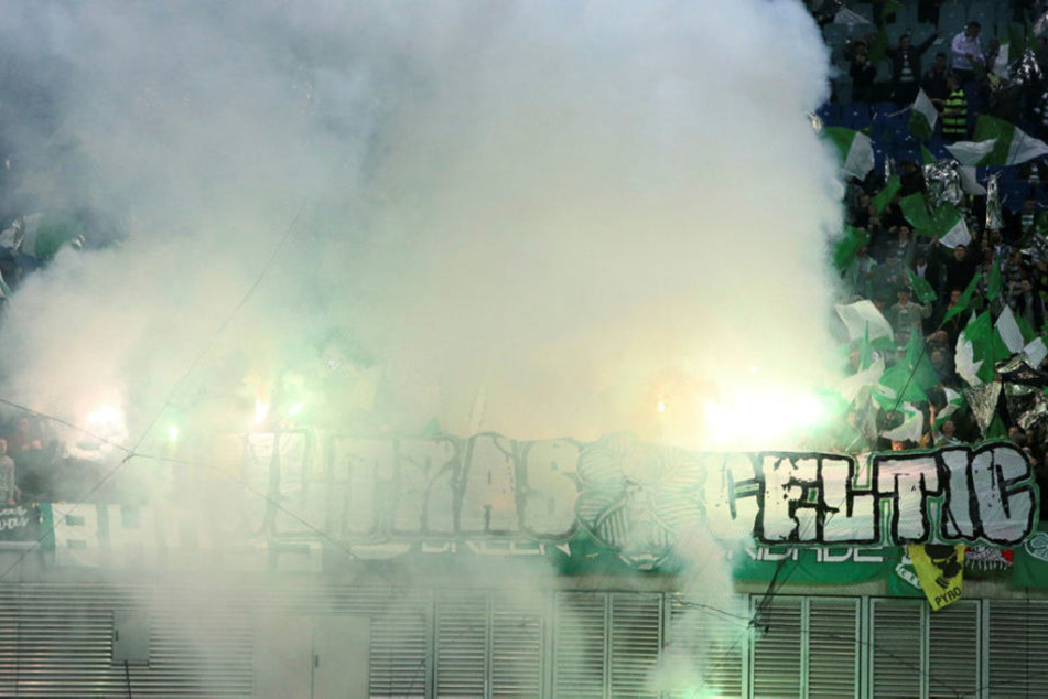 Die mitgereisten Fans von Celtic Glasgow nebelten die Red Bull Arena vor Anpfiff durch das Zünden von Pyrotechnik ein.