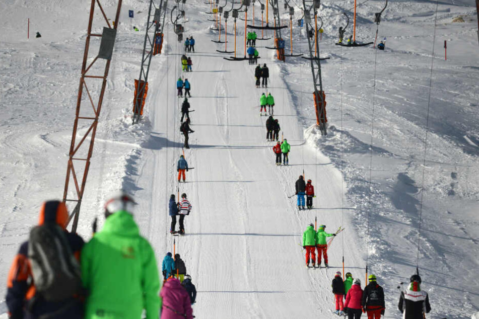 In den Alpen hat die Ski-Hochsaison bereit begonnen. Im Erzgebirge muss eben noch etwas nachgeholfen werden (Symbolbild).