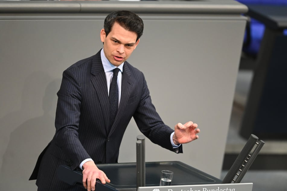 Christoph Ploß (39, CDU) drängt auf den Bau der neuen Brücke. (Archivbild)