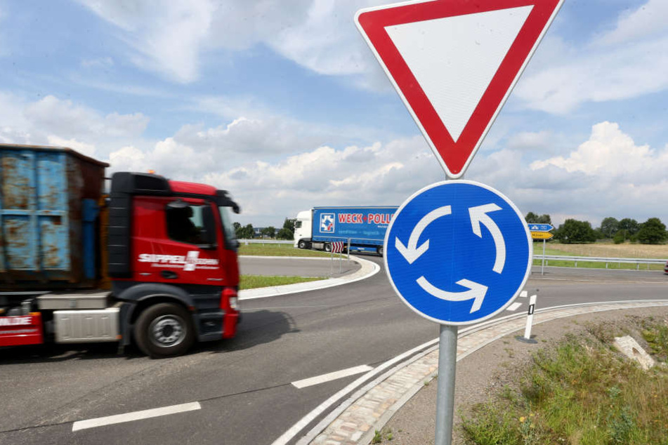 Navis verstehen diesen neuen Kreisverkehr bei Crossen nicht. Viele Laster fahren darum falsch.