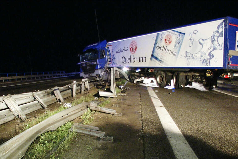Der Lkw krachte in die Mittelleitplanke. Zum Glück verletzte sich der Fahrer (45) dabei nur leicht.
