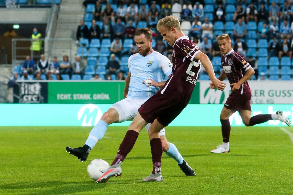 CFC-Mittelfeldmann Tobias Müller und Lucas Brumme (BFC Dynamo) im Zweikampf.