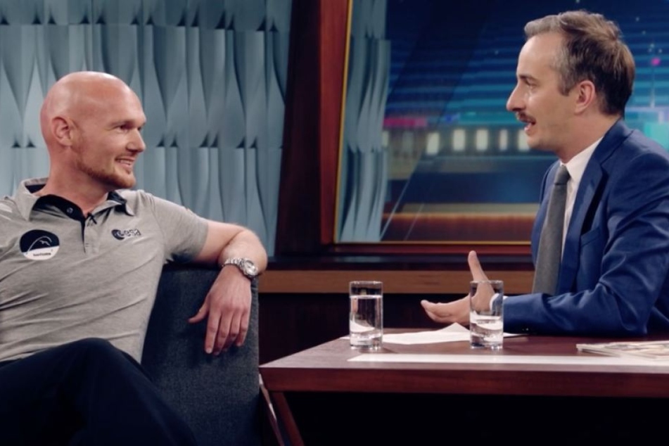 Alexander Gerst zu Gast bei Jan Böhmermann (r.)