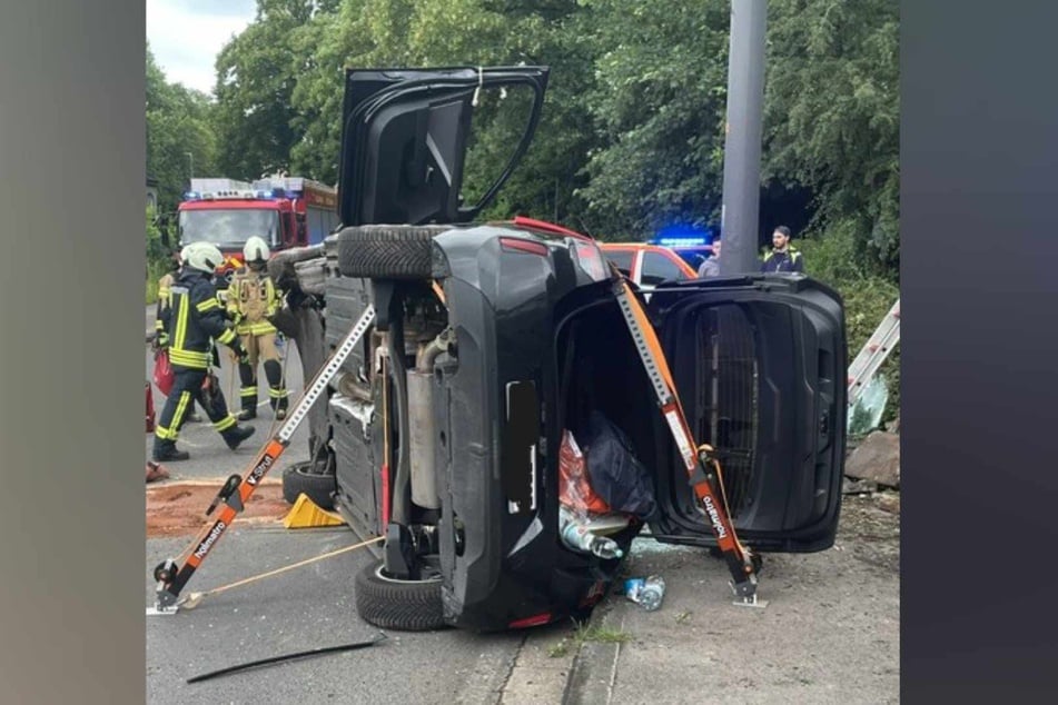 Die Einsatzkräfte retteten den eingeschlossenen Fahrer über die herausgetrennte Frontscheibe. Der Mann kam schwer verletzt in eine Spezialklinik.