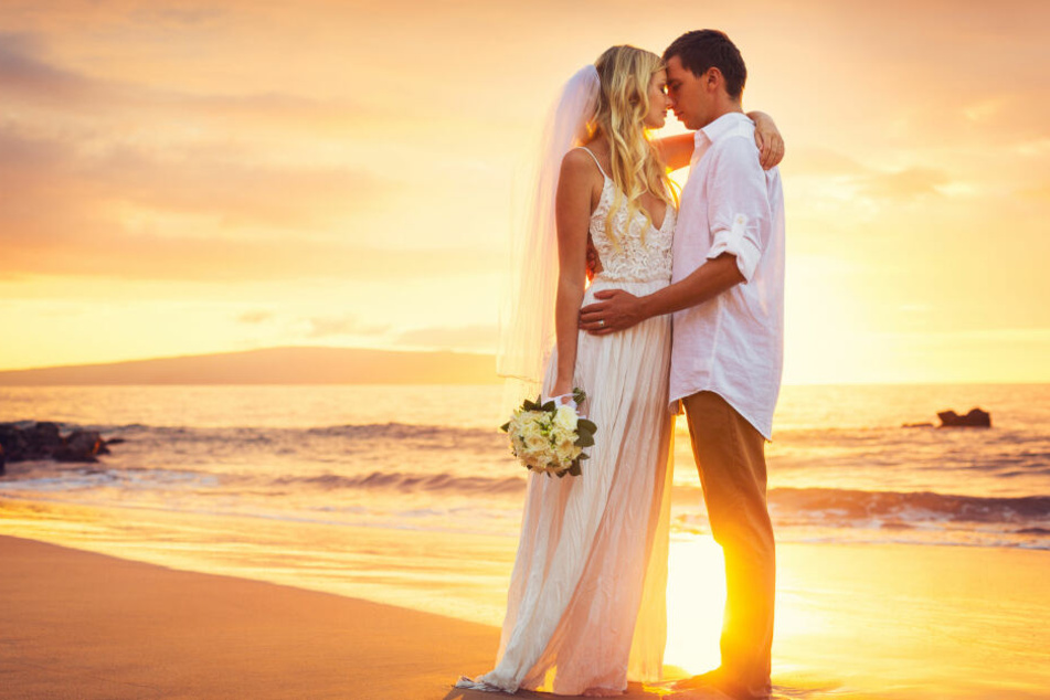 Das Hochzeitspaar wollte die Zeremonie bei Sonnenaufgang um 5.30 Uhr morgens an einem Strand durchführen. Das fanden die Gäste unpassend.