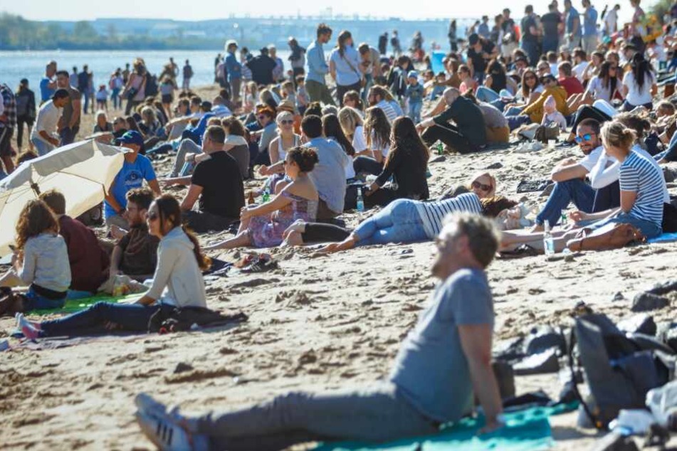 Einen Platz am Elbstrand solltet Ihr Euch in den nächsten Tagen auf jeden Fall sichern.