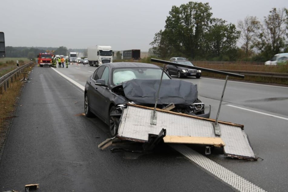 Der BMW schleifte die Rückwand des Wohnmobil hunderte Meter mit sich.