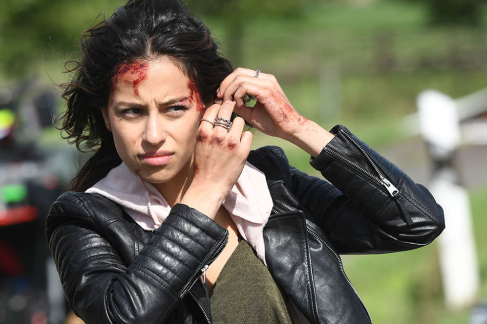 Die Schauspielerin Gizem Emre probt bei Dreharbeiten zur RTL Krimiserie "Alarm für Cobra 11" eine Szene.